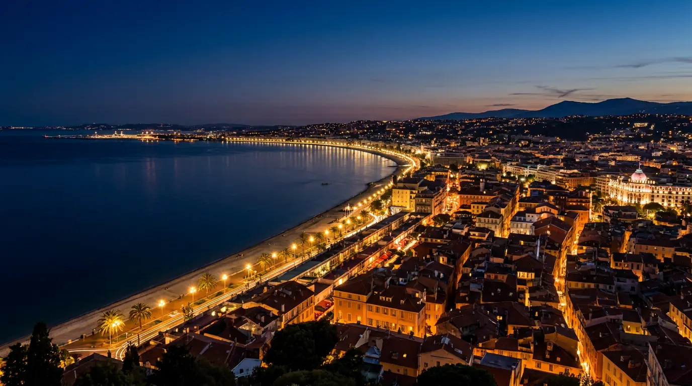 Nice de nuit : la Baie des Anges et les lumières de la Promenade des Anglais